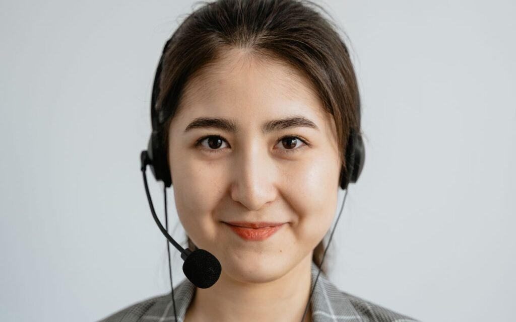 Conseillère souriante avec un casque d'écoute